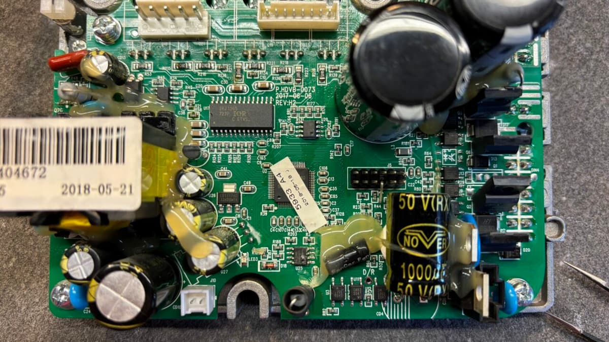 Układ pamięci EEPROM odpowiedzialny za komunikację i parametry pracy maszyny
