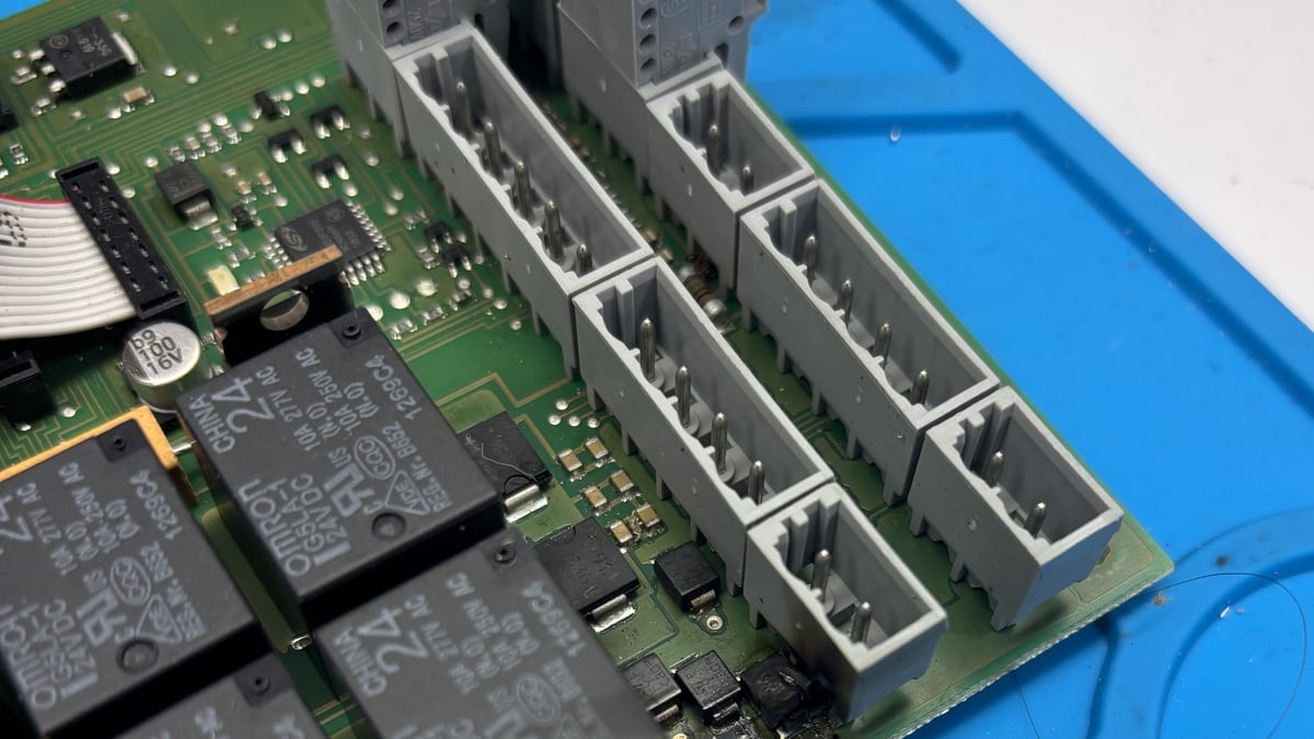 Płyta sterownika Marantec z widocznymi elementami elektronicznymi