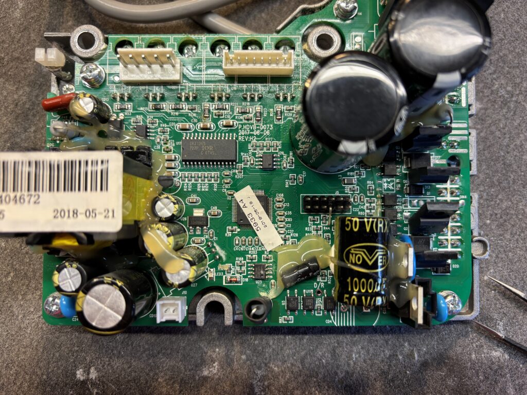 blog-1-2 Układ pamięci EEPROM odpowiedzialny za komunikację i parametry pracy maszyny.